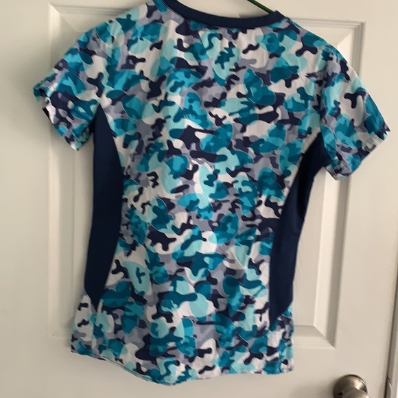 Scrub tops size small - Picture 8 of 10